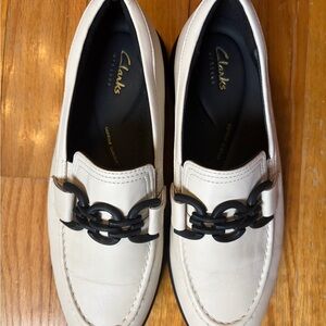 Clark’s Off-White/Cream Leather Loafers with Black Chain Detail - Size 9.5